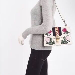 ❤️‍🔥💞 NWOT Gucci Sylvie Embroidered Leather Bag